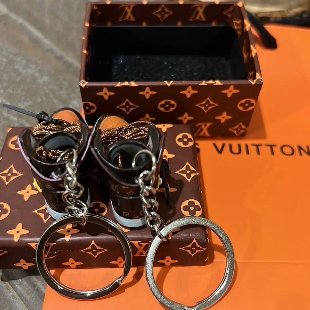 Fantastic keychain custom made comes with  1 pair of shoes in box and bag new - Picture 2 of 5